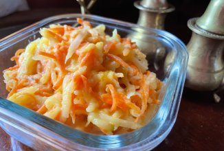 Салат из дайкона и моркови с яблочным «майонезом».