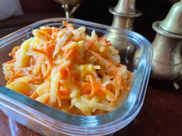 Салат из дайкона и моркови с яблочным «майонезом».