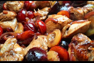 Тушёная курица со сливами.