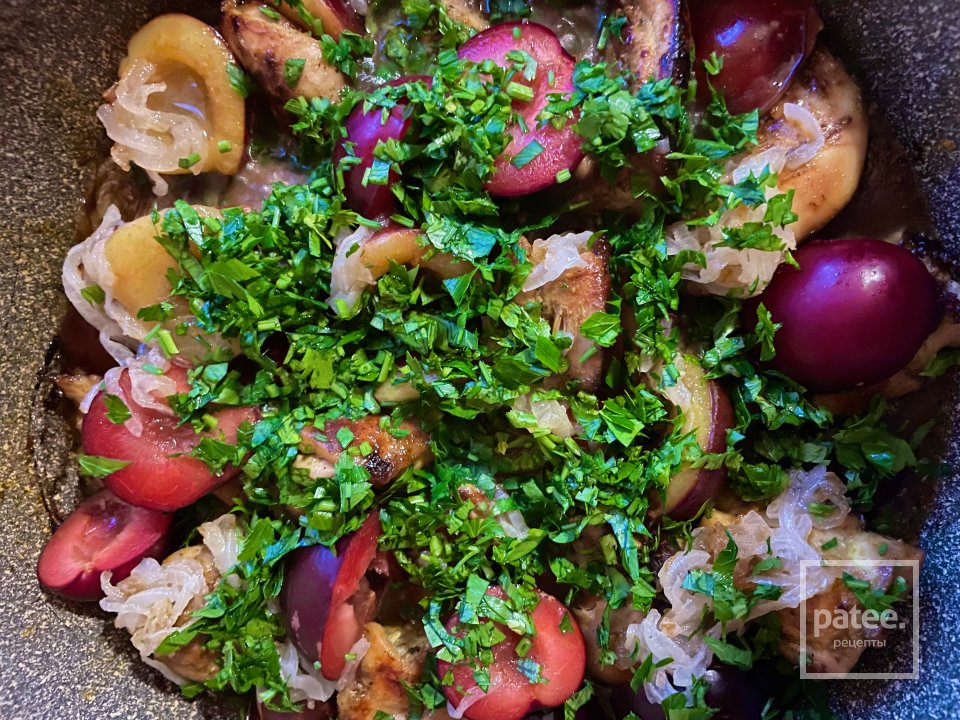Тушёная курица со сливами. - Шаг 6