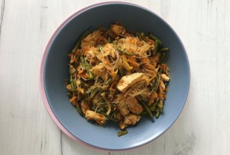 Фунчоза с курицей и овощами