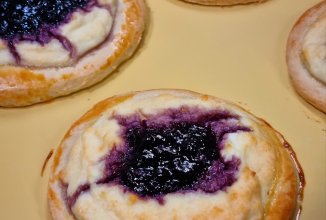 Плюшки с творожной начинкой и джемом