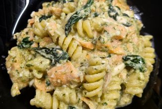 Паста с красной рыбой и шпинатом