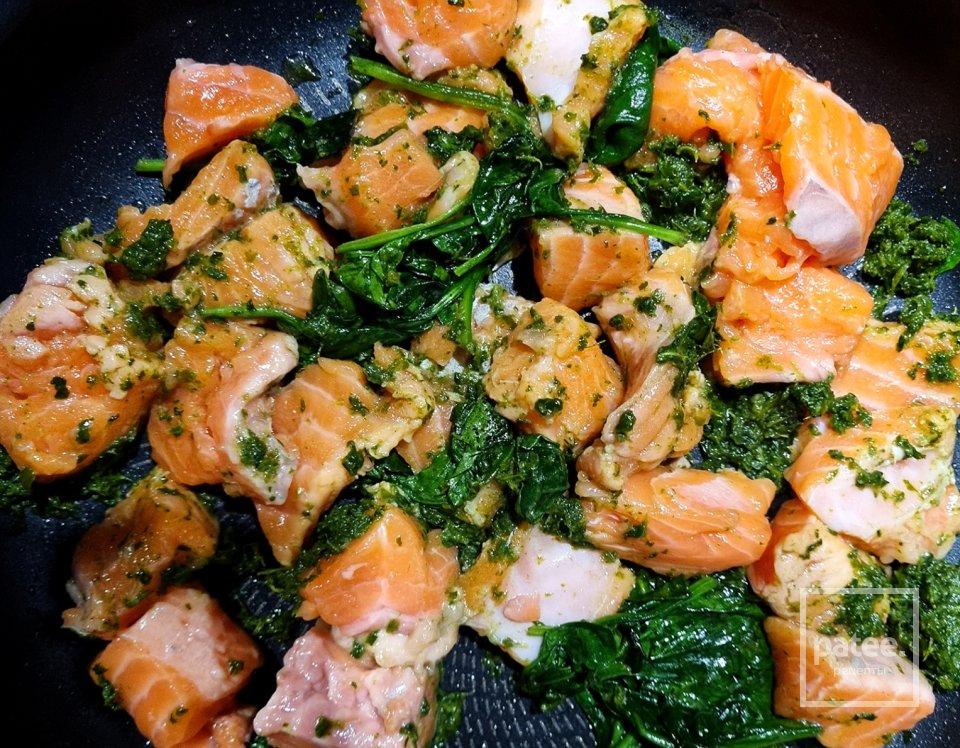 Паста с красной рыбой и шпинатом - Шаг 1