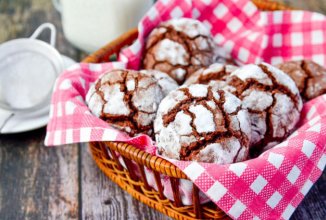 Печенье шоколадное с трещинками