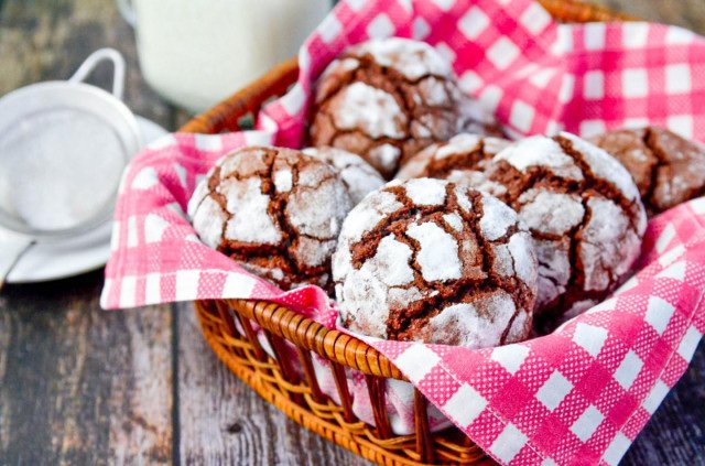 Печенье шоколадное с трещинками