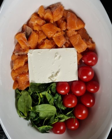 Паста с рыбой, фетой и шпинатом - Шаг 1