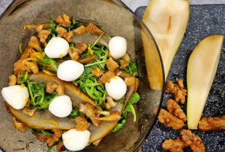 Салат с грушей и карамелизированными орехами