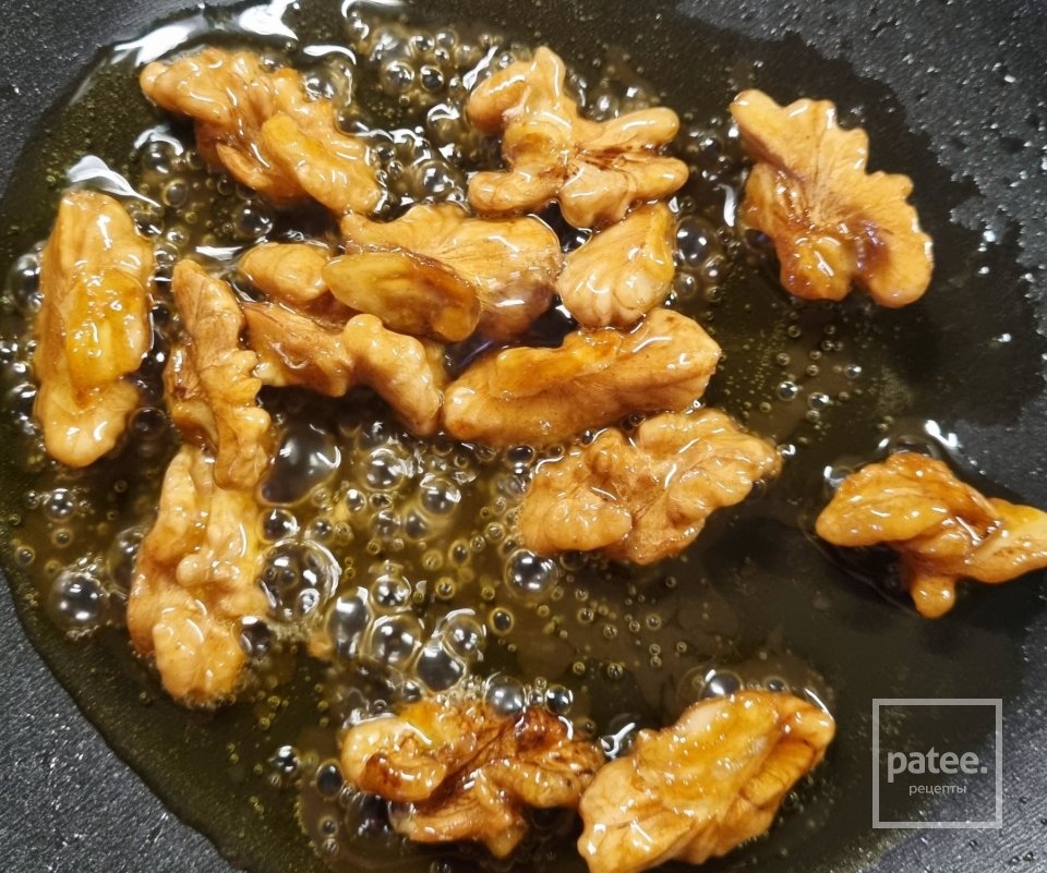 Салат с грушей и карамелизированными орехами - Шаг 1