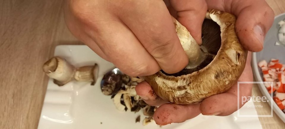Шампиньоны, фаршированные крабовыми палочками - Шаг 4