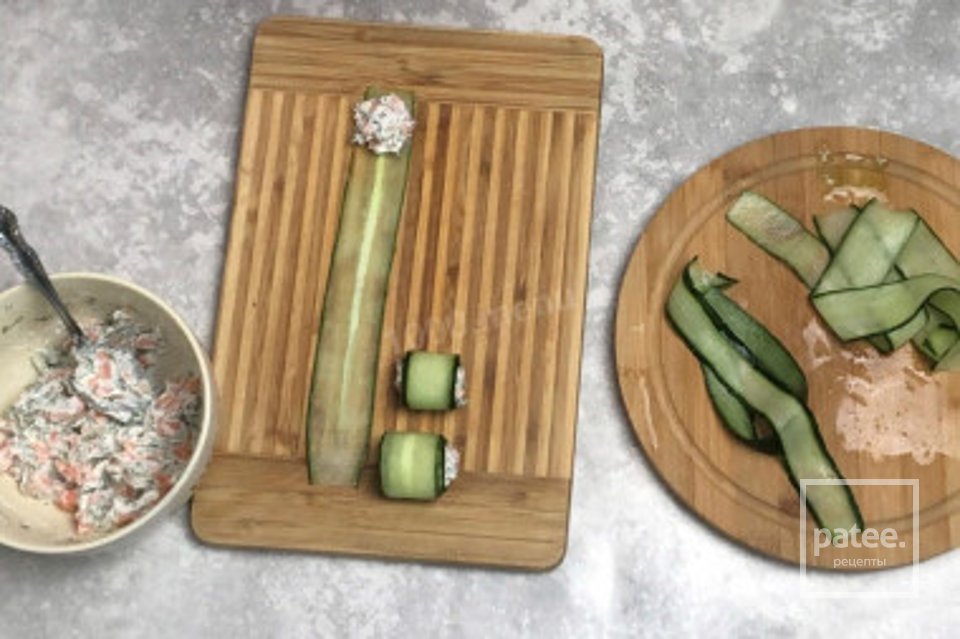 Рулетики из огурца с творожным сыром и красной рыбой 🥒 - Шаг 7