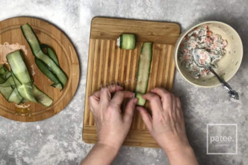 Рулетики из огурца с творожным сыром и красной рыбой 🥒 - Шаг 8