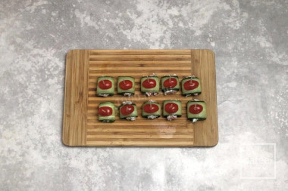 Рулетики из огурца с творожным сыром и красной рыбой 🥒 - Шаг 9