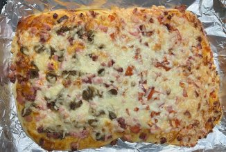 Пицца с колбасой