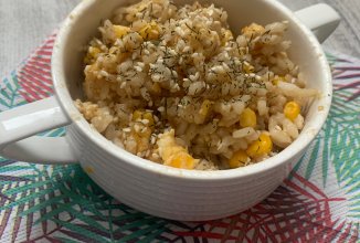 Жареный рис с кукурузой, яйцом и соевым соусом