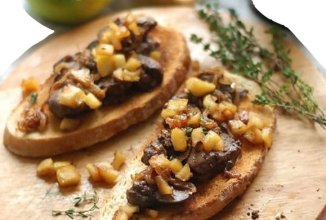 Тосты с куриной печенью и яблоками