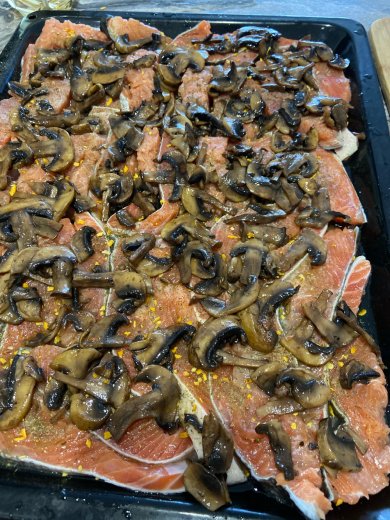 Лосось с грибами,помидорами и сыром запеченый в духовке. - Шаг 3