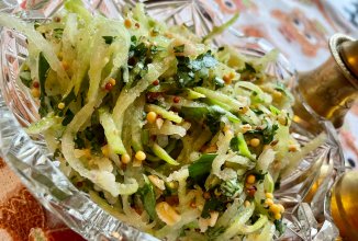 Простой салат с редькой заправленный французской горчицей.