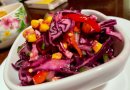 Витаминный салат с красной капустой и колбаской.