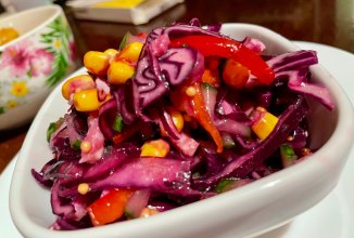 Витаминный салат с красной капустой и колбаской.