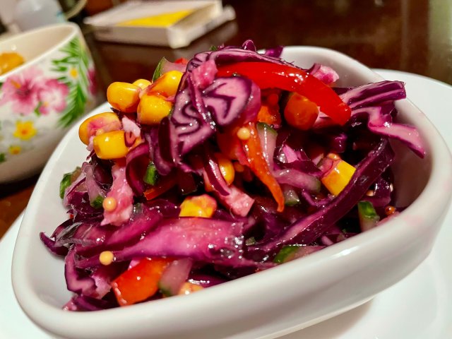 Витаминный салат с красной капустой и колбаской.