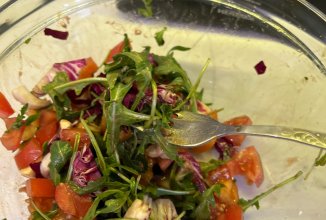 Салат с рукколой и яйцами