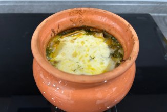 Картошка с грибами и сыром в горшочке