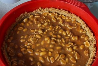 Творожный чизкейк с соленой карамелью и арахисом