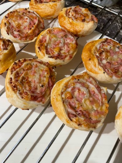 Слойки с сыром и колбасой - Шаг 2