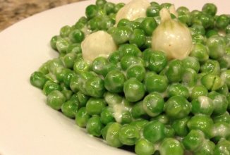 Тушеный горошек с минтаем и запеченными помидорами