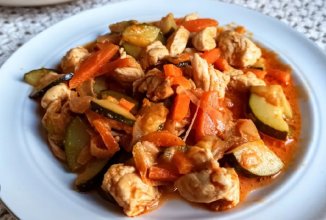 Куриная грудка с овощами