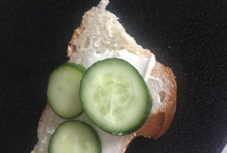 Бутерброд с маслом и огурцами