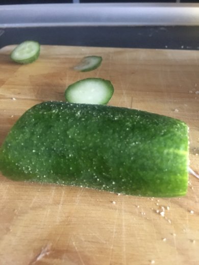 Бутерброд с маслом и огурцами - Шаг 3