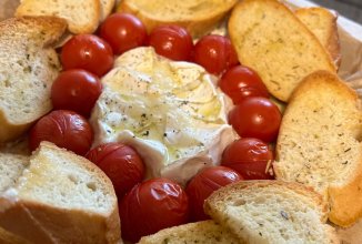 Сыр камамбер с багетом в духовке