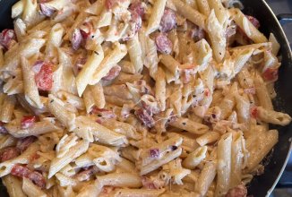 Макаров с копчеными колбасками в сливках