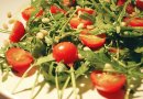 Зеленый салат из рукколы и помидор