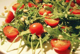 Зеленый салат из рукколы и помидор