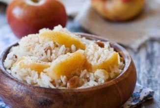 Рисовая каша с яблоками и изюмом