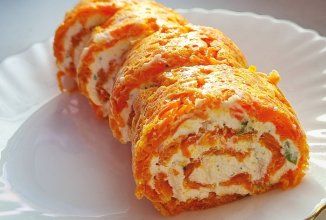 Морковный рулет с творогом и зеленью