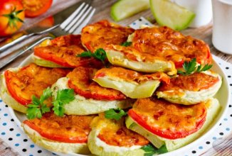 Кабачки, запечённые с помидорами, сметаной и сыром