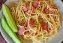 Спагетти с сосисками и луком