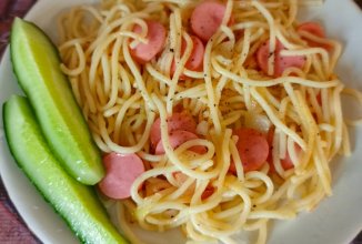 Спагетти с сосисками и луком