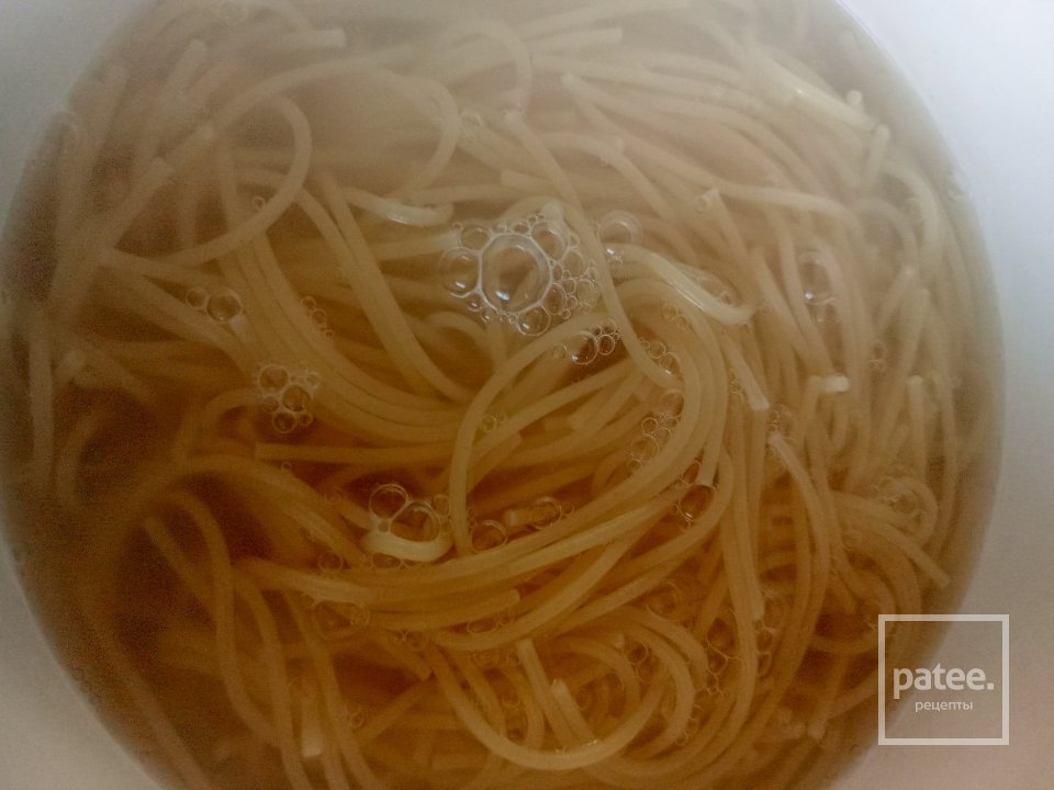 Спагетти с сосисками и луком - Шаг 3