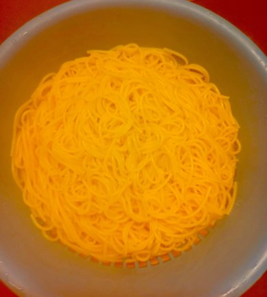 Спагетти с сосисками и луком - Шаг 4