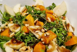 Тёплый салат с тыквой и грушами