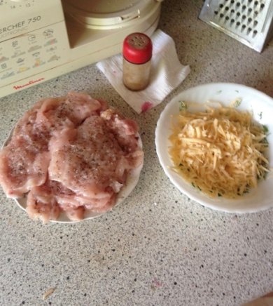 Куриные рулеты с сыром, чесноком и укропом - Шаг 1