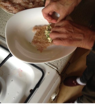 Куриные рулеты с сыром, чесноком и укропом - Шаг 3