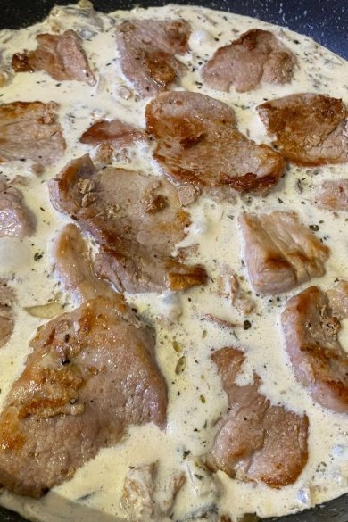 Медальоны из свиной вырезки с грибным соусом на сковороде 🥩