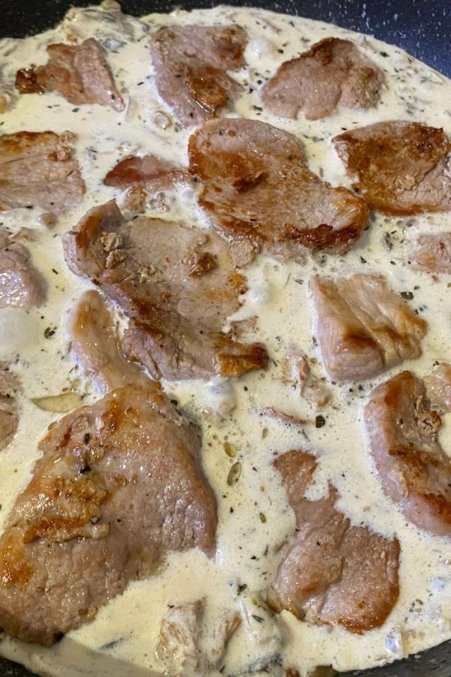 Медальоны из свиной вырезки с грибным соусом на сковороде 🥩
