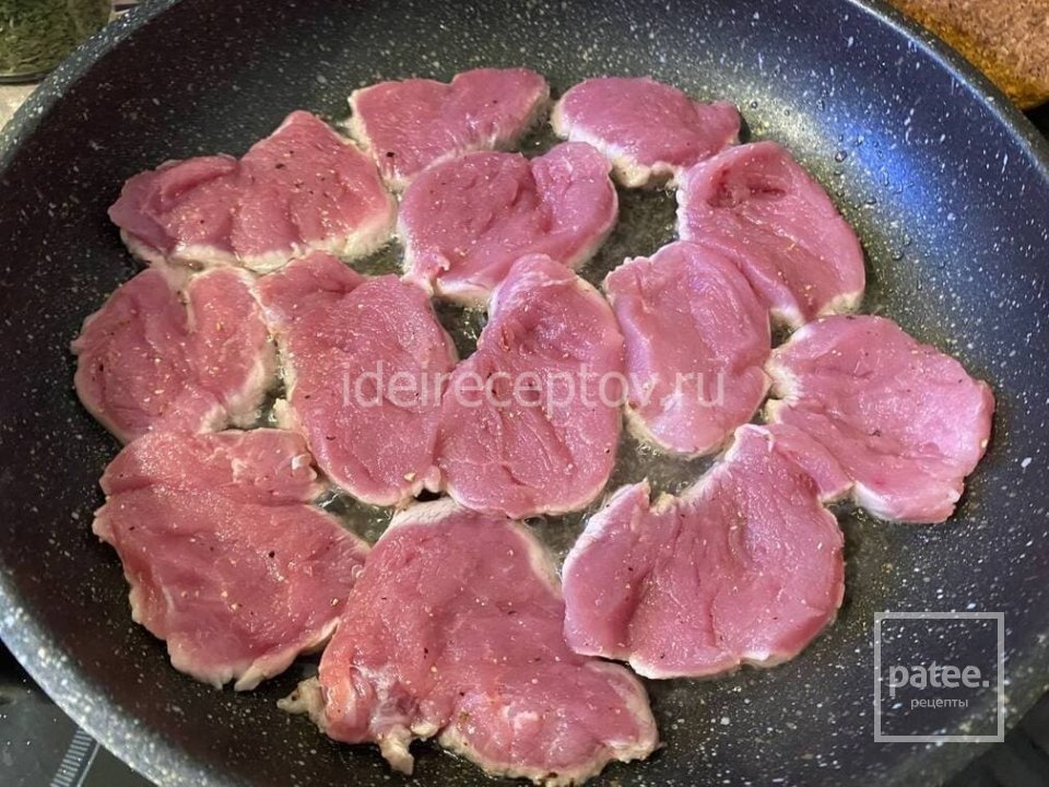 Медальоны из свиной вырезки с грибным соусом на сковороде 🥩 - Шаг 4